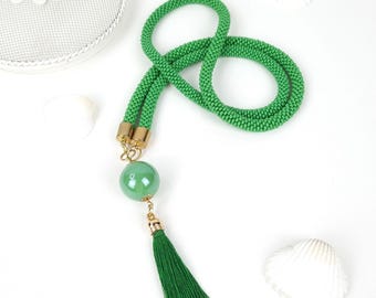 Lange grüne Halskette, Handgemachter Schmuck, Boho Stil gehäkelte Halskette, Halskette mit Seide Quaste und Anhänger, Geschenk für Frauen, Geschenk für Mama