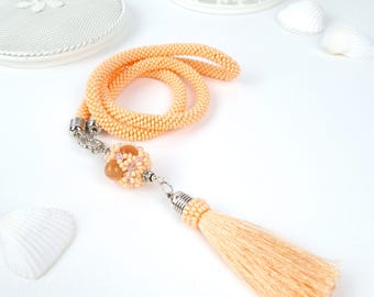 Orange Perlen Halskette, Handgemachte Halskette, Lange Boho Chic Halskette, Halskette mit Seiden Quaste und schönen Anhänger, Geschenk für Frauen