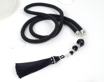 Lange schwarze Halskette, handgemachter Schmuck, Rocailles gehäkelte Halskette, Halskette mit Seiden Quaste und Anhänger, Geschenk für Frauen, Geschenk für Mama