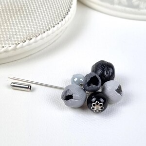Broche noire et grise faite main, bijoux fleurs en pâte polymère, broche avec épingle, broche élégante pour femme, cadeau de fête des mères