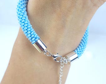 Hellblauer Armband, handgemachter blauer Armreif, Nepal Perlen Armband, gehäkelte Perlen Armreif, Armband für Frauen, Geschenk für Frauen, Geschenk für Mama