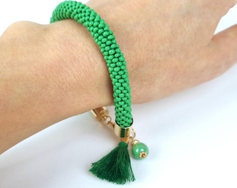 Grünes handgemachtes Armband, Armband mit Anhänger, ein Geschenk für eine Frau, ein Geschenk für eine Mutter