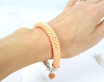 Orange Perlenarmband, handgemachtes Armband mit Rocailles, Oranger gehäkelter Armreif, Armband mit Anhänger, Geschenk für Frau