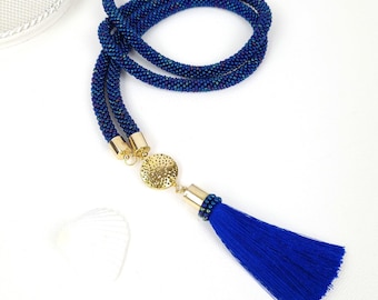 Lange blaue Boho Kette, handgemachter Schmuck, Perlen Häkelkette, Halskette mit Seiden Quaste und Anhänger, Geschenk für Frauen, Geschenk für Mama