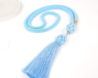Hellblaue Boho Kette, Handgemachter Schmuck, Lange gehäkelte Kette, Halskette mit Seiden Quaste und Anhänger, Geschenk für Frauen, Geschenk für Mama