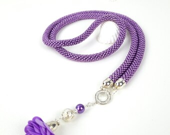 Lange lila Halskette, handgemachter Schmuck, Seed Bead Häkelkette, lange Kette mit Blumen Anhänger, Geschenk für Frau, Geschenk für eine Mutter