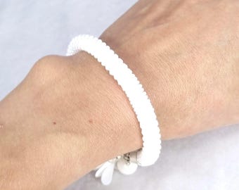 Weißer handgemachter Armreif, Gehäkelter Perlenarmreif, Weiße Perlen Armband, Nepal Perlen Armreif mit Anhänger, Geschenk für eine Frau, Geschenk für Mutter