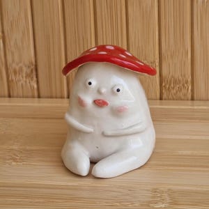 Fungo strano, statuetta in ceramica a forma di fungo, statuetta di funghi stravaganti, decorazione unica, scultura in ceramica artistica, essere umano strano, ceramica da collezione