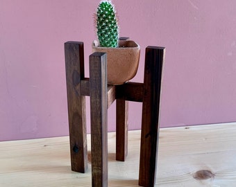 WOODEN VASE HOLDER