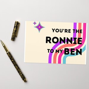"Watch What Crappens ""You're the Ronnie to my Ben"" Grußkarte - perfektes Geschenk für die Bravo Podcast-Superfans!"