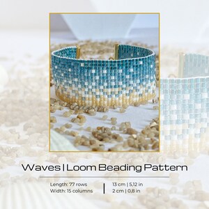 Può includere: Un braccialetto di perline blu e bianco con un motivo a onde. Il braccialetto è lungo 13 cm e largo 2 cm. Waves Loom Beading Pattern.