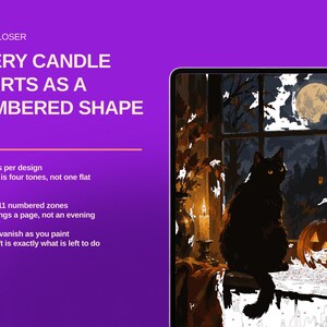 Pu&ograve; includere: Un tablet digitale mostra un'illustrazione da dipingere con i numeri raffigurante un gatto nero su un davanzale accanto a una candela accesa e una zucca, con una luna piena sullo sfondo. Il testo sullo sfondo viola recita: LOOK CLOSER EVERY CANDLE STARTS AS A NUMBERED SHAPE.
