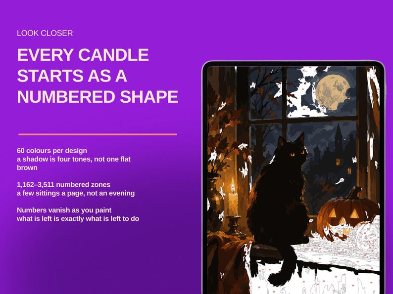 Pu&ograve; includere: Un tablet digitale mostra un'illustrazione da dipingere con i numeri raffigurante un gatto nero su un davanzale accanto a una candela accesa e una zucca, con una luna piena sullo sfondo. Il testo sullo sfondo viola recita: LOOK CLOSER EVERY CANDLE STARTS AS A NUMBERED SHAPE.