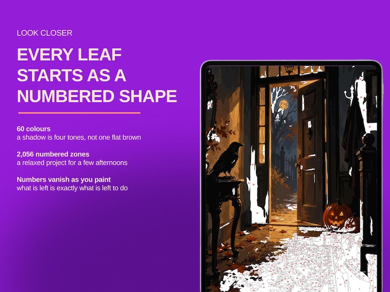 Op de afbeelding: Een schilderen-op-nummer set op een tabletscherm met een donkere, sfeervolle sc&egrave;ne van een open deur 's nachts met een raaf op een tafel en een pompoen. De tekst luidt: LOOK CLOSER, EVERY LEAF STARTS AS A NUMBERED SHAPE, 60 colours, 2,056 numbered zones.
