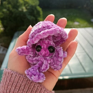 Handgehäkelter Mini Quallen Schlüsselanhänger - Crochet Jellyfish Pop Keychain- Handmade present- Jelly Pop- Fidget Toy