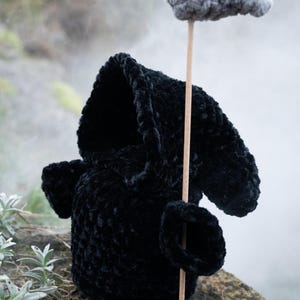 Handgehäkelter Sensenmann- Grim reaper decoration - Halloween Decor - Büchertegal - Amigurumi - Geschenkidee- Chenille Wolle- Spooky