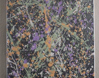 Sfondo metallico con grafica astratta dai colori pastello