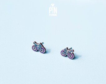 Brincos de pino em formato de bicicleta pequena - Joias de bicicleta de madeira