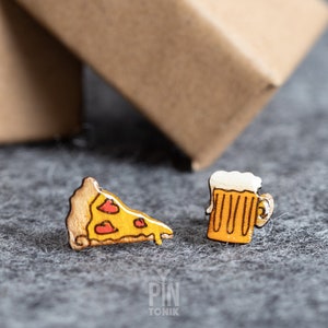 Schrullige Mismatched Pizza und Bier Ohrstecker - Oktoberfest Funky Ohrringe - Lustige Miniatur Essen Geburtstagsgeschenke