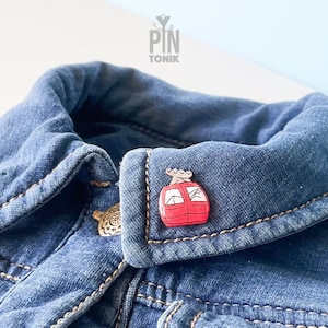 Épingle de sac Ita de gondole de ski - bijoux de sports d'hiver d'amusement avec l'ascenseur - cadeau d'après-ski de snowboard - petite épinglette de montagne