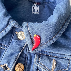 Épinglette de sac Ita Red Hot Chili Pepper - Épinglette rouge pour veste pour homme - Bijoux cadeaux pour cuisiniers - Cadeau de Noël amusant pour les gourmets