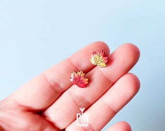 Pendientes de hoja de arce - Pendientes de botón con hojas de otoño desiguales - Joyería de madera otoñal