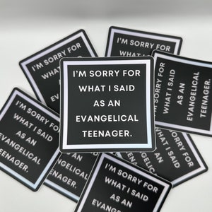 Może przedstawiać: Czarno-białe kwadratowe naklejki z napisem "I'M SORRY FOR WHAT I SAID AS AN EVANGELICAL TEENAGER." Naklejki mają białą obwódkę i są rozrzucone.