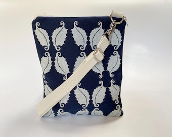 Bolsa tiracolo branca Curly-Cue Leaf: pequena bolsa de viagem segura em lona de algodão