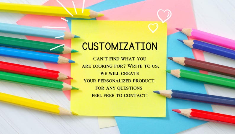 Puede incluir: Una nota adhesiva amarilla con el texto "CUSTOMIZATION" y el mensaje "&iquest;No encuentras lo que buscas? Escr&iacute;benos, crearemos tu producto personalizado. Para cualquier pregunta, no dudes en contactarnos!" La nota est&aacute; rodeada de l&aacute;pices de colores sobre una superficie blanca.