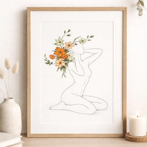 Könnte beinhalten: Ein gerahmter Kunstdruck mit einer minimalistischen Strichzeichnung einer knienden Figur mit einem Blumenkranz. Das Kunstwerk befindet sich in einem Holzrahmen. Die Blumen sind orange, gelb und weiß. Das Thema ist botanisch und feminin.