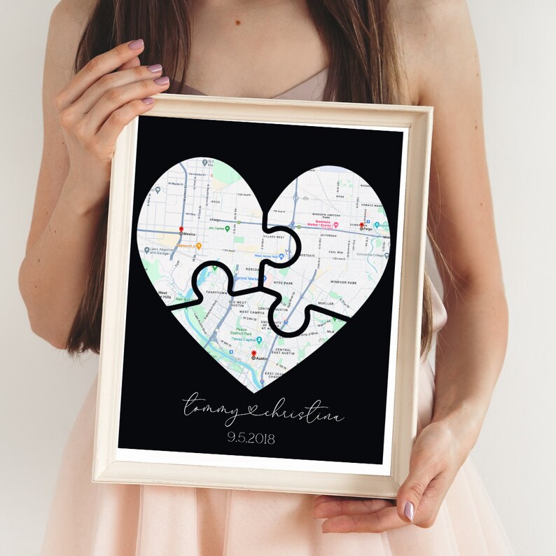 Puede incluir: Un mapa en blanco y negro de una ciudad en forma de coraz&oacute;n con dos piezas de rompecabezas que encajan. El texto "tommy & christine 9.5.2018" est&aacute; impreso debajo del mapa.