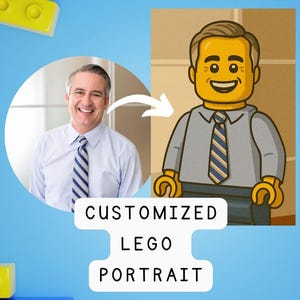 Pode incluir: Ilustração de um retrato Lego personalizado de um homem de camisa branca e gravata listrada, ao lado de uma foto do homem. A imagem está em um fundo azul com blocos de Lego coloridos.