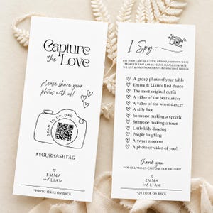 Pode incluir: Dois cartões de casamento retangulares brancos com texto e gráficos pretos. O cartão esquerdo apresenta Capture the Love, um ícone de câmera com um código QR e #YOURHASHTAG. O cartão direito lista sugestões de fotos I Spy com corações.