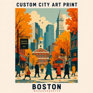 Op de afbeelding: Een aangepaste stadsartprint met de titel CUSTOM CITY ART PRINT en BOSTON MASSACHUSETTS. De illustratie toont een straatbeeld van Boston met herfstbladeren, het Boston Common-bord, een historisch gebouw, een klokkentoren en een rode tram.