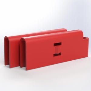 Op de afbeelding: Twee rode plastic clips, elk met een rechthoekige vorm en een kleine opening in het midden. De clips zijn op elkaar gestapeld.