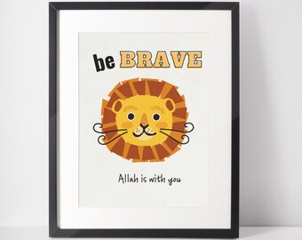 Puede incluir: Una impresión enmarcada con una cara de león amarilla y el texto "be BRAVE" y "Allah is with you".