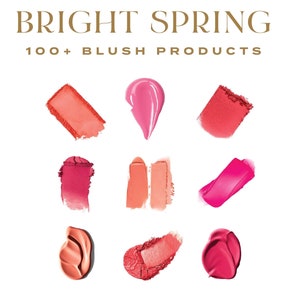 Könnte beinhalten: Eine Sammlung von über 100 Rouge-Produkten in verschiedenen Rosatönen, Rot- und Orangetönen. Die Produkte werden als Farbmuster auf weißem Hintergrund gezeigt. Der Text "BRIGHT SPRING 100+ BLUSH PRODUCTS" wird über den Farbmustern angezeigt.