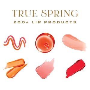 Könnte beinhalten: Sechs Farbmuster von Lippenprodukten in verschiedenen Rosatönen, Orange- und Rottönen. Die Farbmuster sind in einer Reihe auf weißem Hintergrund angeordnet. Der Text "TRUE SPRING 200+ LIP PRODUCTS" ist über den Farbmustern zu sehen.