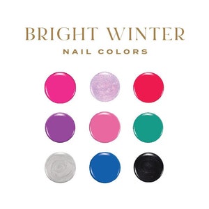 Puede incluir: Nueve colores de esmalte de uñas diferentes en botellas redondas. Los colores son rosa, morado, rosa claro, azul verdoso, plateado, azul y negro. El texto "BRIGHT WINTER NAIL COLORS" está en la parte superior de la imagen.