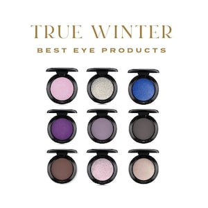 Pode incluir: Nove paletas de sombra para os olhos redondas em recipientes pretos. As cores são: rosa claro com brilho, prata com brilho, azul, roxo, cinza, cinza escuro, marrom, rosa claro com brilho e bege com brilho. O texto "TRUE WINTER BEST EYE PRODUCTS" está acima das paletas.