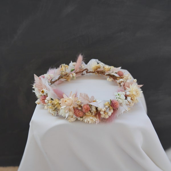 Couronne de fleurs sèches de mariage sur le thème du fard à joues poudré, couronne de mariée de couleurs mélangées de queue de lapin d'herbe des pampas, petite coiffe de fille de marguerite