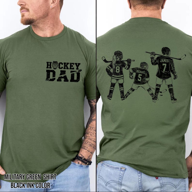 Pode incluir: Camiseta verde militar com o texto "HOCKEY DAD" em preto na frente. A parte de tr&aacute;s da camisa apresenta um gr&aacute;fico preto de tr&ecirc;s jogadores de h&oacute;quei com os nomes e n&uacute;meros "Riley 8", "Michael 5" e "James 7".