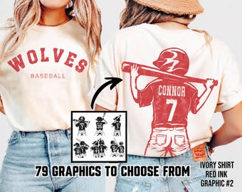 Può includere: Una t-shirt color avorio con la scritta rossa WOLVES BASEBALL sul davanti. Il retro mostra una grafica rossa di un giocatore di baseball con casco e mazza, con il nome CONNOR e il numero 7 stampati sotto la mazza.
