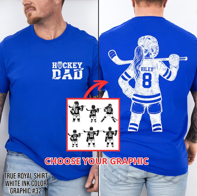 Pode incluir: T-shirts azuis reais com gr&aacute;ficos brancos. Uma camisa diz "HOCKEY DAD" e apresenta uma sele&ccedil;&atilde;o de gr&aacute;ficos de jogadores de h&oacute;quei. A outra camisa mostra um jogador de h&oacute;quei com o nome "RILEY" e o n&uacute;mero "8". O texto "CHOOSE YOUR GRAPHIC" tamb&eacute;m &eacute; vis&iacute;vel.