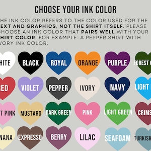 Pode incluir: Um gr&aacute;fico de cores com amostras de cores em forma de cora&ccedil;&atilde;o, cada uma rotulada com um nome de cor. As cores incluem branco, preto, azul royal, laranja, roxo, verde floresta, vermelho, violeta, pimenta, marfim, azul marinho, azul claro, rosa claro, mostarda, verde escuro, rosa, verde claro, carmesim, banana, expresso, berry, lil&aacute;s, espuma do mar e turquesa.