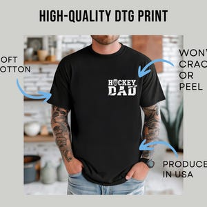 Pode incluir: Camiseta preta com o texto "HOCKEY DAD" em branco. A camisa &eacute; feita de algod&atilde;o macio e &eacute; produzida nos EUA. A impress&atilde;o &eacute; de alta qualidade e n&atilde;o racha ou descasca.
