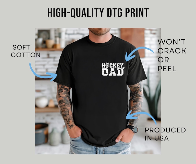 Pode incluir: Camiseta preta com o texto "HOCKEY DAD" em branco. A camisa &eacute; feita de algod&atilde;o macio e &eacute; produzida nos EUA. A impress&atilde;o &eacute; de alta qualidade e n&atilde;o racha ou descasca.
