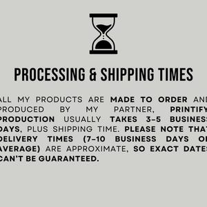 Pode incluir: Imagem com o texto "PROCESSING & SHIPPING TIMES". O texto afirma que os produtos s&atilde;o feitos sob encomenda e produzidos pela Printify. A produ&ccedil;&atilde;o leva de 3 a 5 dias &uacute;teis, mais o envio. A entrega &eacute; de 7 a 10 dias &uacute;teis em m&eacute;dia.