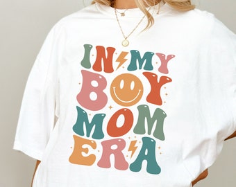 Dans mon T-shirt BOY MOM Era | Cadeau pour maman | Cadeau de la fête des mères | Annonce de grossesse | Maman T-Shirt | Chemise maman cool | T-shirt maman