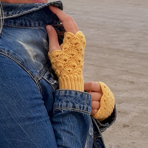 Fingerless Gloves Pattern PDF and Video tutorial. Crochet mittens pattern.